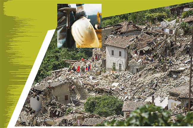 case terremotate ad Arquata con cornice verde e foto di un operatore con caschetto e martello intento a sistemare