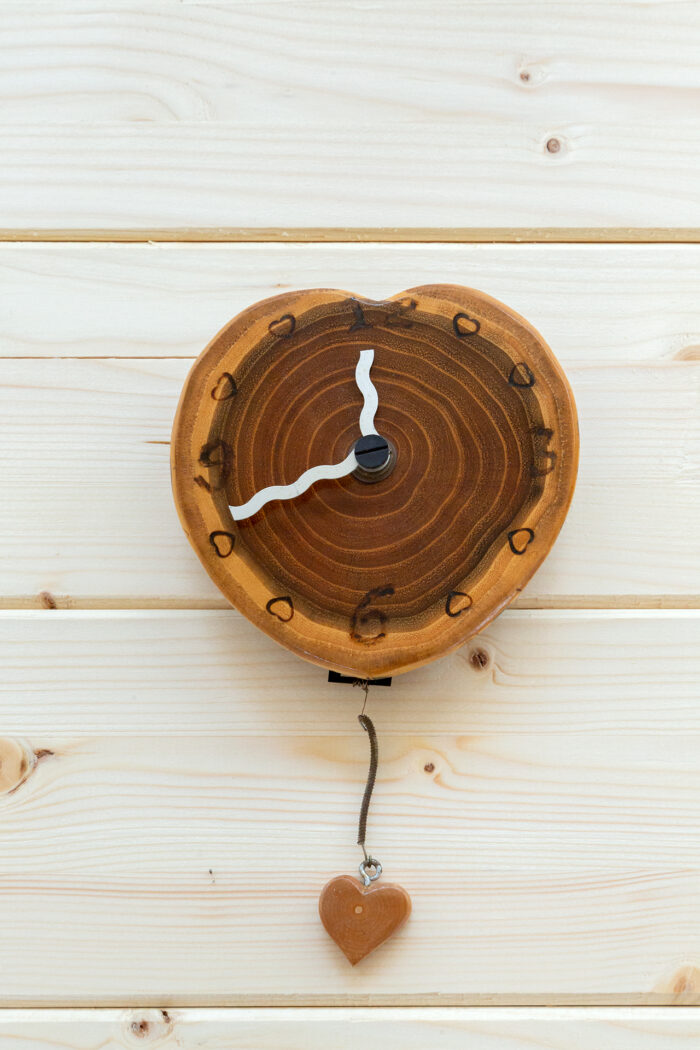 orologio con pendolo da parete in legno naturale