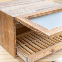 portapane in legno con sportello aperto
