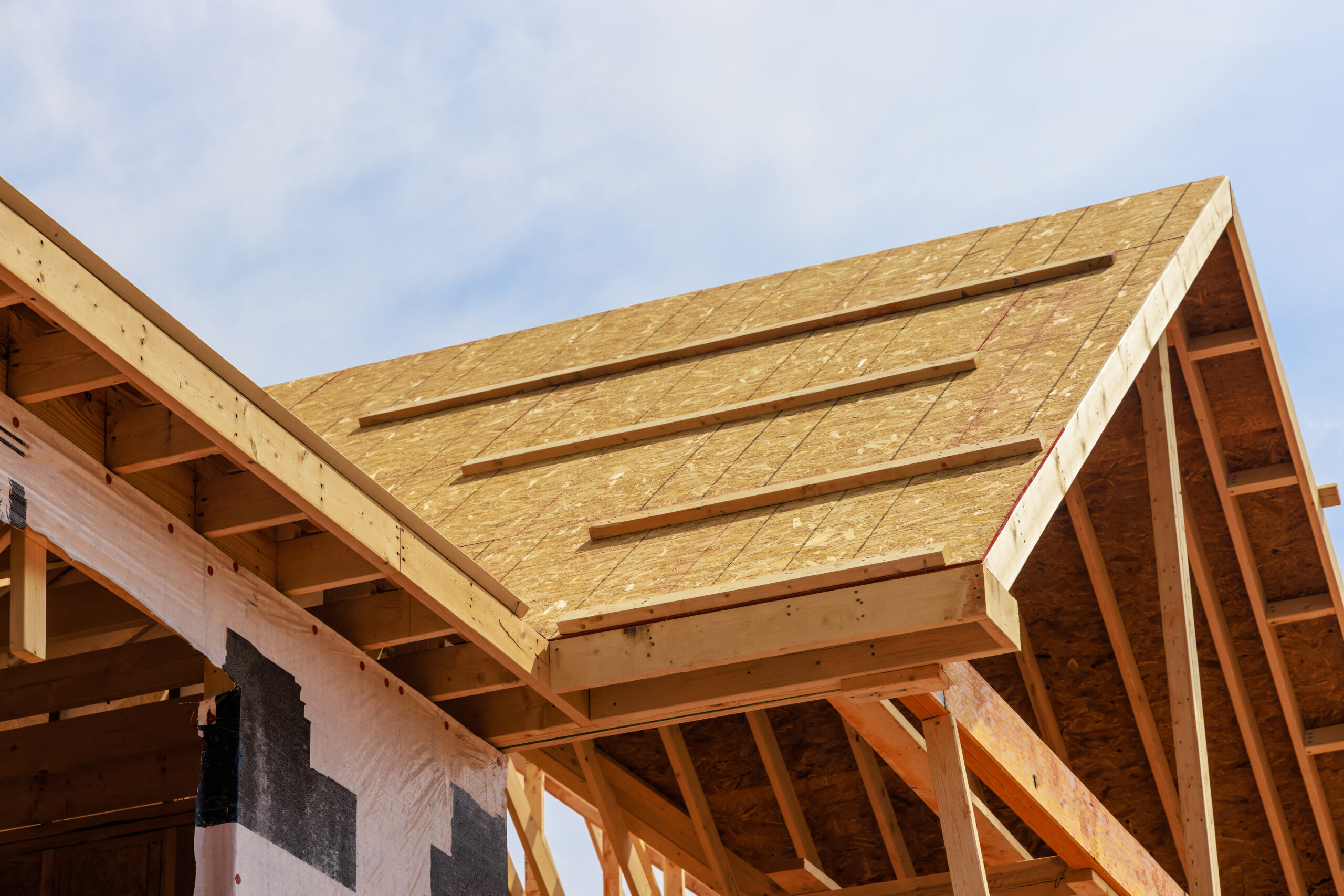 casa in legno in costruzione, tetto in primo piano